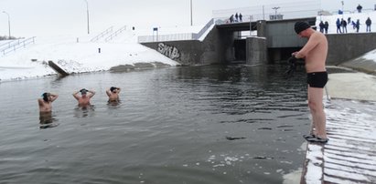 Zimowa kąpiel morsów w Zalewie Zemborzyckim