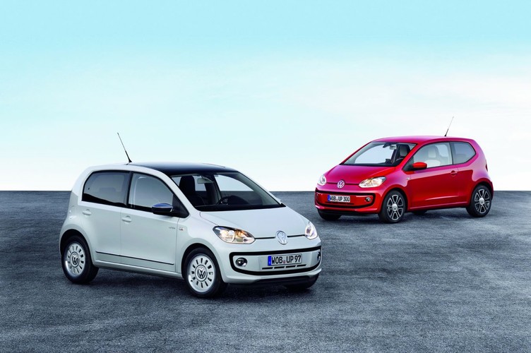 Volkswagen up! Niemiecki rywal pandy ma pod maską jednolitrowy trzycylindrowy silnik benzynowy o dwóch wariantach mocy - 60 KM i 75 KM. Pojawi się też silnik zasilany LPG o mocy 68 KM. Średnie zużycie gazu powinno wynosić 3,2 kg/100 km. Na 2013 rok zaplanowany jest także up! z napędem elektrycznym