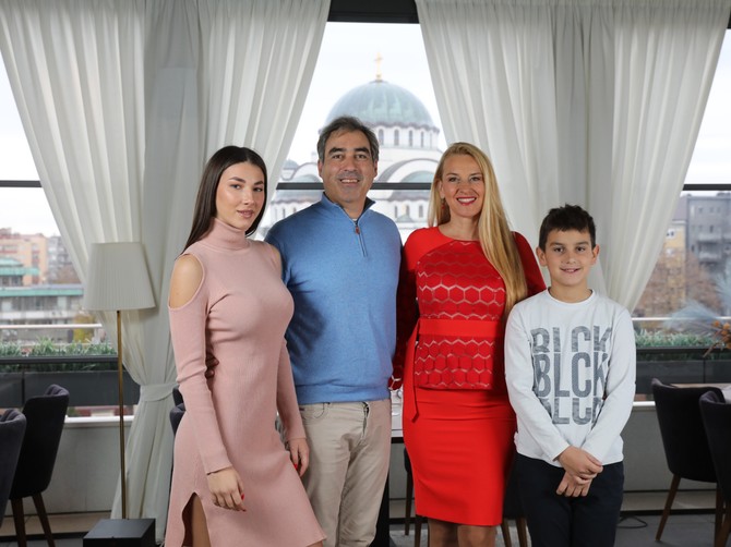 Ćerka Teodora, suprug Aleksandar, sin Andrej i ponosna mama Jelena