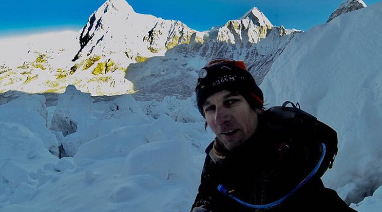Ryan Sean Davy egyedül
vágott neki a Mount Everestnek, egy barlangban 
bujkált, hogy ne bukjon le