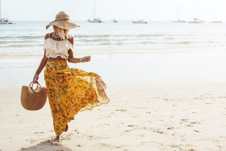 Odzież plażowa do świetne uzupełnienie plażowej stylizacji