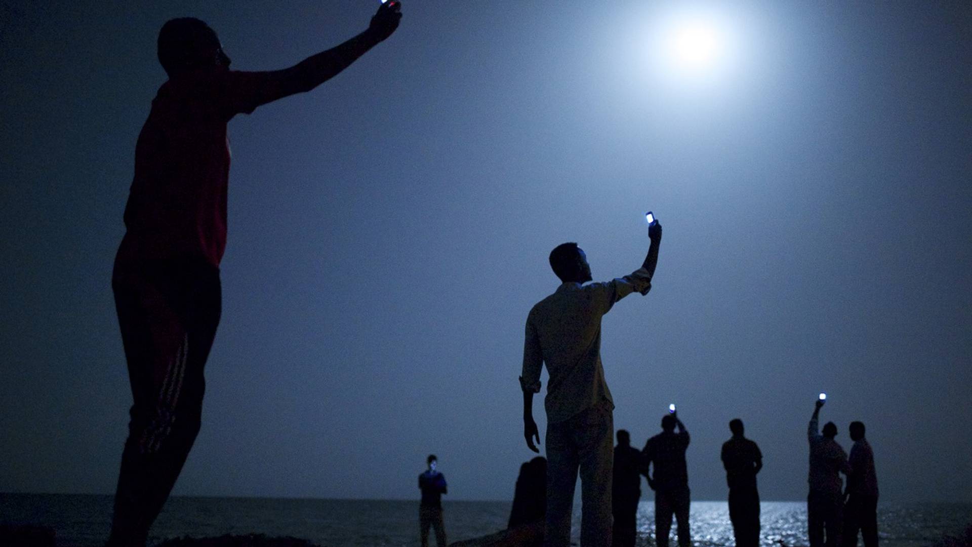 Priča o muškarcima koji drže telefone toliko je bolna da je zbog nje ovo fotografija godine