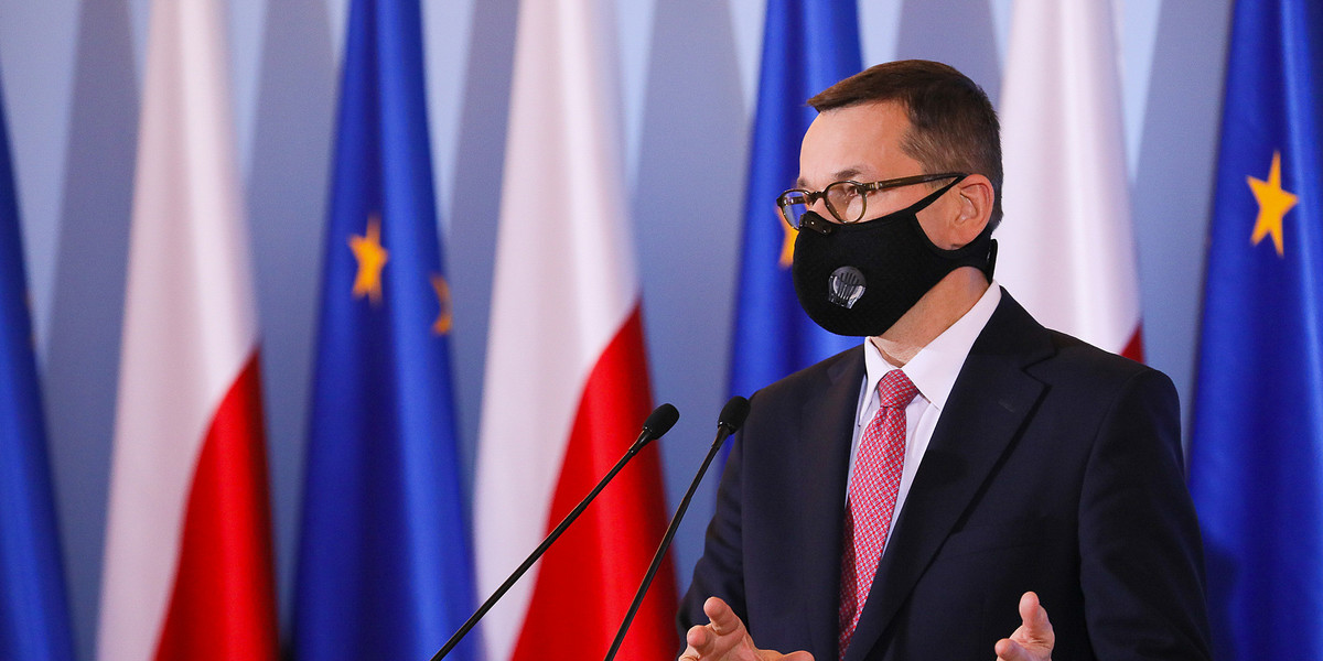 Premier Mateusz Morawiecki przeprowadza Polskę przez pandemię dozując gospodarce kryzysy. Spróbowaliśmy policzyć jakie koszty to ze sobą niosło.