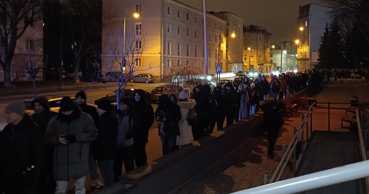 Ustawili się w kolejce o 4 nad ranem. "To jest chore"