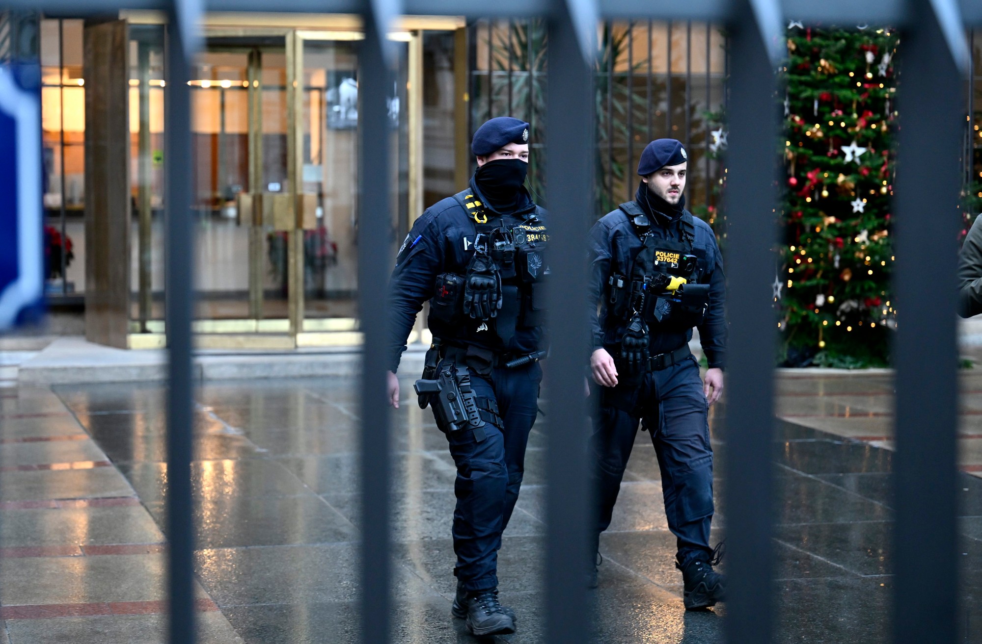 Streľbu v Prahe začala vyšetrovať Policajná inšpekcia.