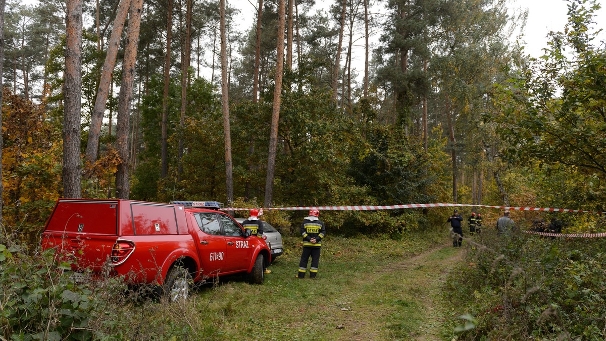 Dwóch mężczyzn w wieku 65 lat zginęło w katastrofie prywatnego śmigłowca, który dziś przed południem rozbił się w okolicach miejscowości Wolica Kozia. Policja ustaliła tożsamość ofiar i powiadomiła rodziny.