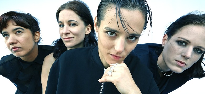 Savages: Siła zaciśniętej pięści. RECENZJA albumu "Adore Life"