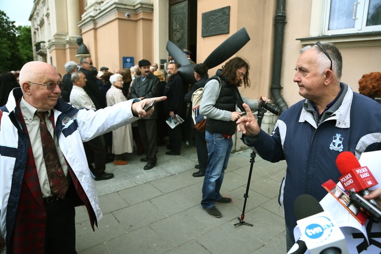 Protesty w czasie mszy pogrzebowej za generała Wojciecha Jaruzelskiego