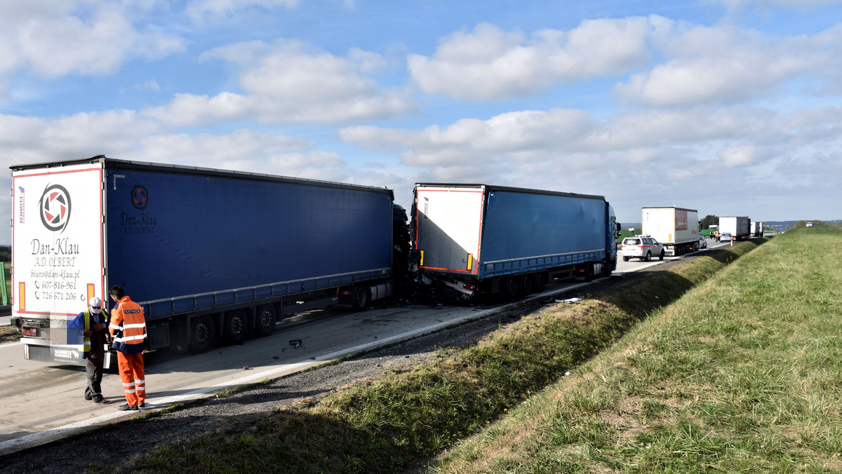 Jedna osoba zginęła i trzy zostały ranne po zderzeniu sześciu aut ciężarowych i jednego osobowego na autostradzie A4 między węzłami Jadwisin i Chojnów na Dolnym Śląsku. Trasa była zablokowana przez 10 godzin.