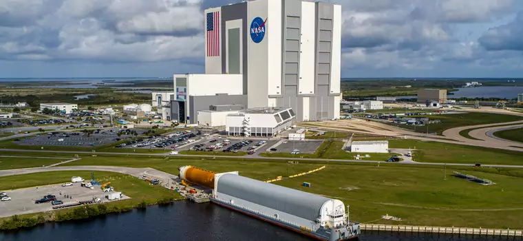 NASA przetransportowała pierwszy stopień SLS. Agencja pokazuje efektowne zdjęcia rakiety