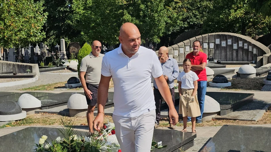 Šabanovi najmiliji na njegovom grobu povodom njegovog rođendana