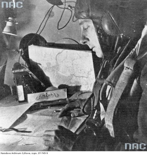 Obserwator w kabinie nawigatora w samolocie bombowym Wellington