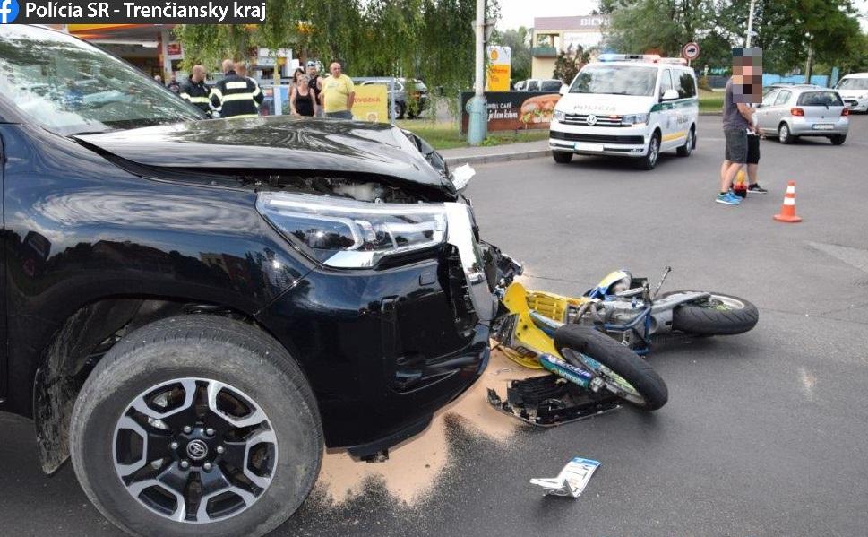 Vodička nedala v Prievidzi prednosť motorkárovi, utrpel ťažké zranenia.