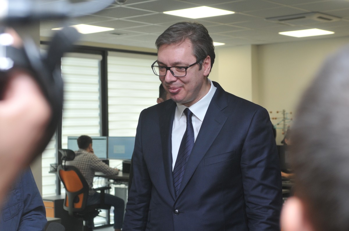 Poruka privatnom sektoru: Vučić: Ne otpuštajte ljude, deo krize snosićete vi, a deo država