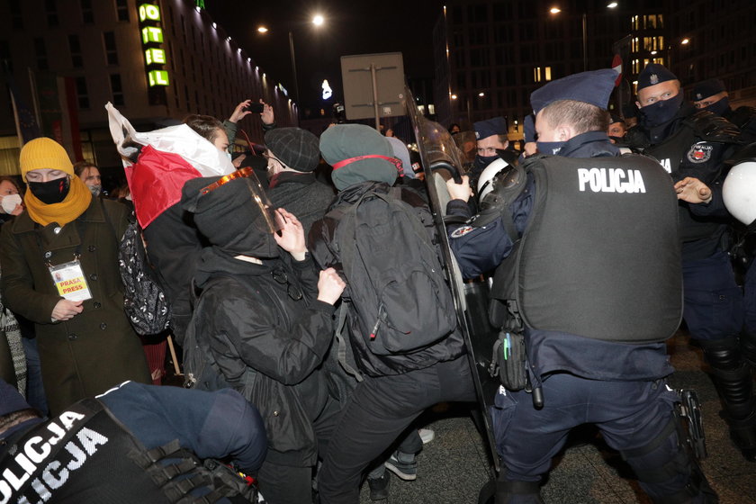 Trwa protest kobiet w Warszawie. Doszło do przepychanek z policją