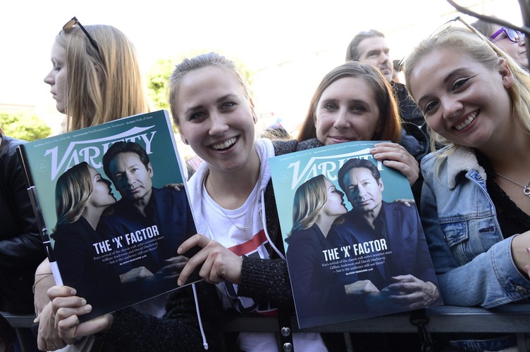 Fanki Duchovny'ego podczas ceremonii w Alei Sław