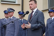 Ówczesny minister spraw wewnętrznych i administracji Mariusz Błaszczak w asyście Komendanta Głównego Policji, nadinspektora Jarosława Szymczyka przywrócił posterunek policji w gminie Łyse. 15.06.2016 r