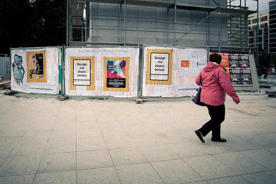 Galeria plakatu na płocie. Nietypowa akcja artystyczna w stolicy