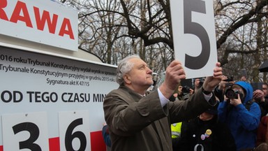 Andrzej Rzepliński zmienia cyfrę na liczniku KOD