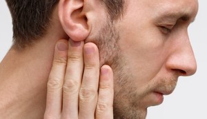 Istovremeni bol u grlu i uhu najčešće potiče iz grla