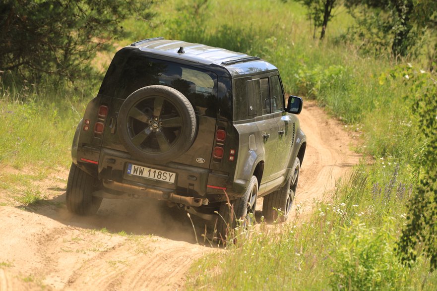 Land Rover Defender 110 