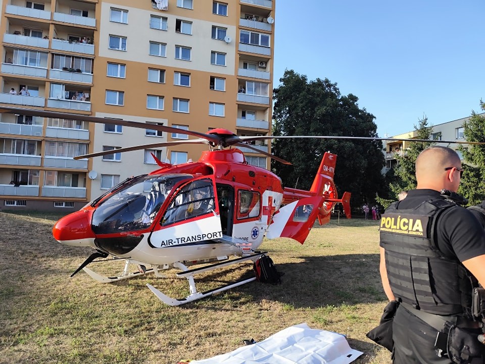 Polícia prijala oznámenie, že na sídlisku v meste Trnava malo prísť k požiaru a výbuchu pri použití chemikálií.