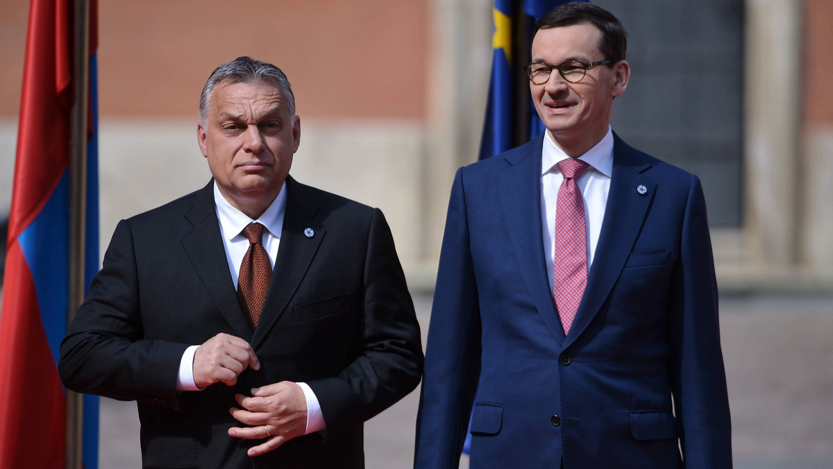 Rządy Polski i Węgier widziały w Brukseli "nową Moskwę" i chciały odebrać jej kompetencje. Obecnie pojawiła się szansa na wyprowadzenie obu krajów z izolacji w UE. Skąd ta zmiana? - zastanawia się "FAS".