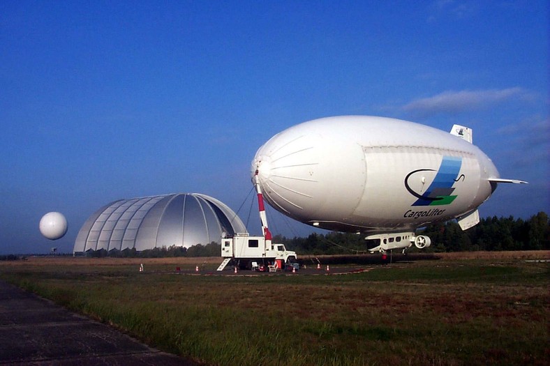 Prototyp niemieckiego sterowca transportowego Skyship 600B.