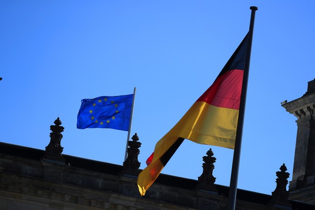<p>Flaga Niemiec i UE na Bundestagu. Berlin, Niemcy, 9.09.2020</p>