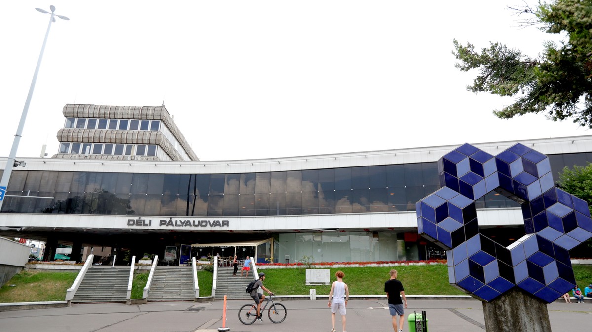 Űrmosdó nyílt a Déli pályaudvaron: nézze meg a fotókat
