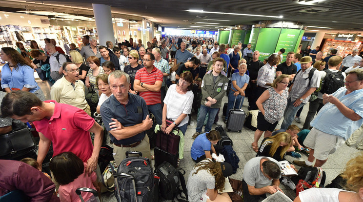 Az utasoknak el kellett hagyniuk a terminált /Fotó: MTI