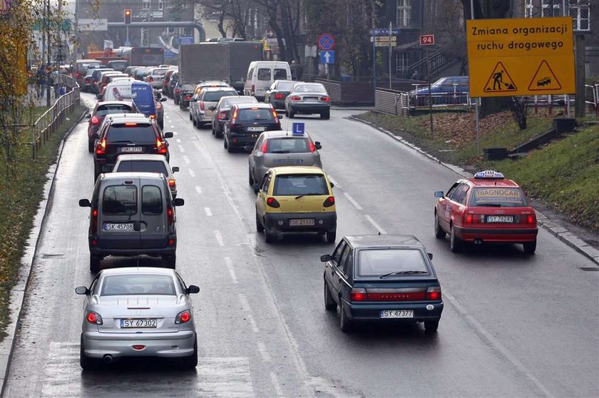 Przez remonty drog cale centrum  Bytomia jest zakorkowane .