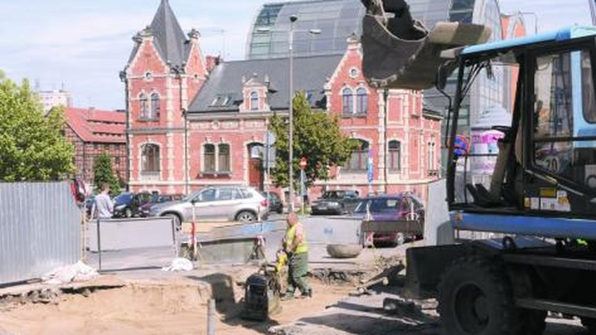 Zgodnie z zapowiedziami drogowcy rozpoczęli pierwsze prace związane z rewitalizacją uliczek okalających Stary Rynek w Bydgoszczy - podaje portal Moje Miasto Bydgoszcz.