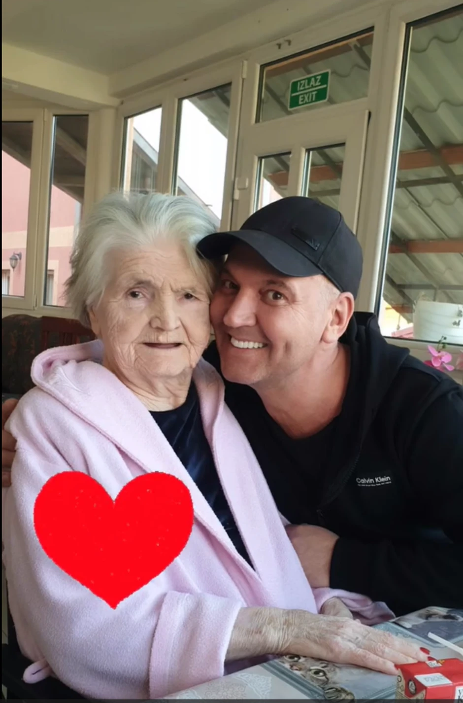 Milan Milošević sa majkom u staračkom domu