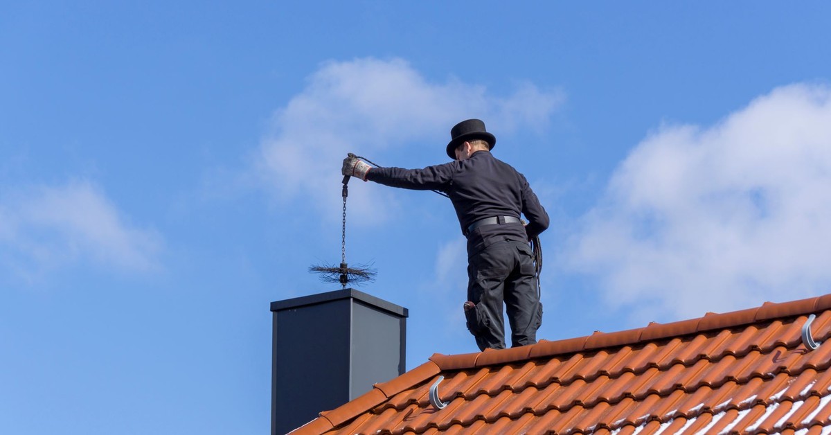 Usługi kominiarskie 2025 - cennik. Ile kosztuje przegląd kominiarski i czyszczenie komina z wpisem do CEEB? Czy przegląd kominiarski jest obowiązkowy w domu jednorodzinnym?