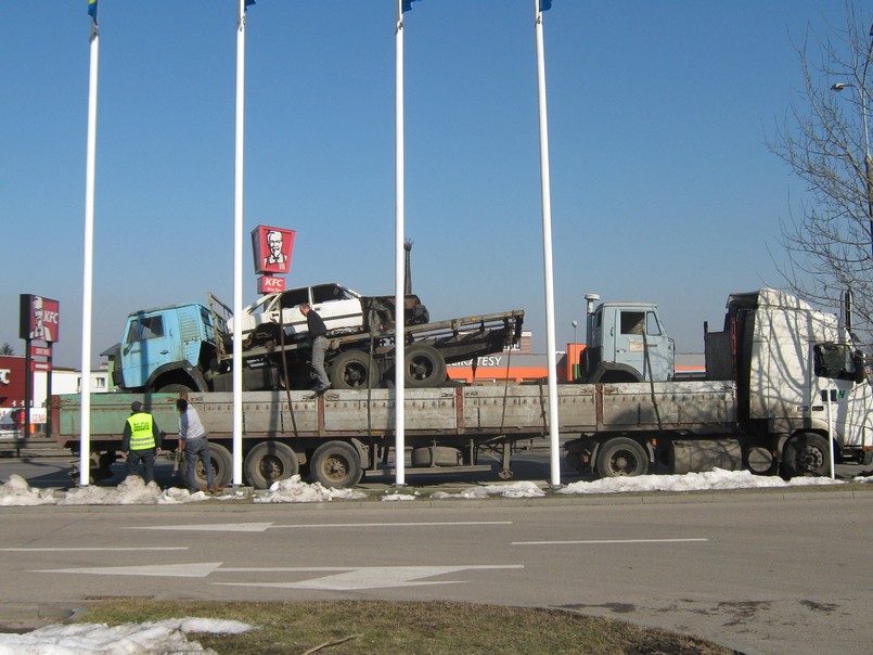 W Rumi inspektorzy z Pomorskiego Wojewódzkiego Inspektoratu Transportu Drogowego zatrzymali do kontroli ciągnik siodłowy z naczepą na której były przewożone… 3 pojazdy - 2 kamazy, z czego na jednym z kamazów znajdował się polonez.