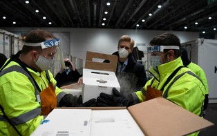 Ruszają szczepienia na Covid-19 w Europie. Pierwsze dostawy preparatów dotarły do państw UE