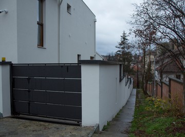 Tvorac SERIJE NA SELU, a niko nije očekivao da će svoju OAZU NAPRAVITI u Beogradu: Zavirite u dvorište Radoša Bajića - evo zašto KOMŠIJE uvek iščekuju susret sa njim! (FOTO)