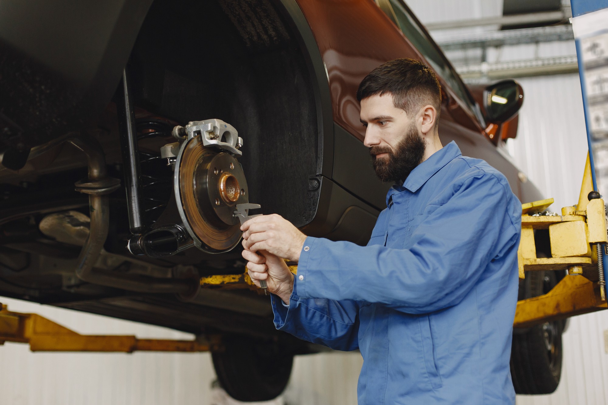 Mechanik v servise odstraňuje vrstvu hrdze z brzdových komponentov, ktoré zlyhali v dôsledku nedostatku mechanického zaťaženia počas prevádzky vozidla. 
