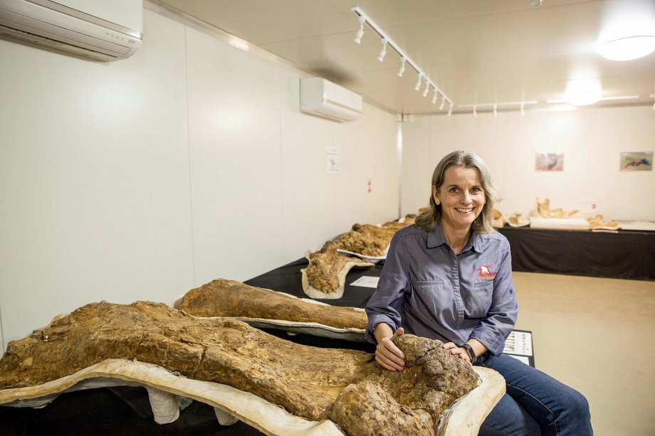 Robyn Mackenzie, pracująca w w Muzeum Historii Naturalnej w Eromandze, pozuje do zdjęć z gigantyczną skamieniałą kością.