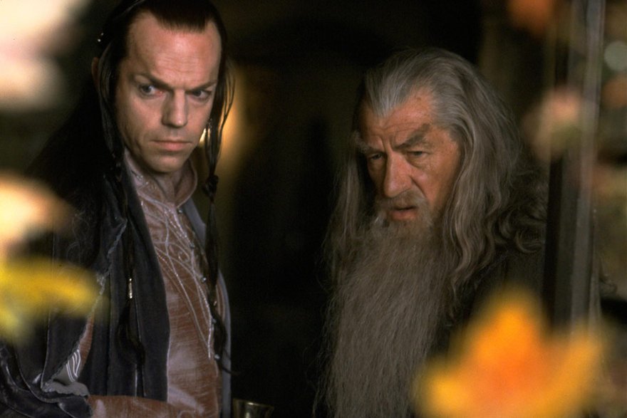 Hugo Weaving jako Elrond i Ian McKellen jako Gandalf w filmie "Władca Pierścieni: Drużyna pierścienia"