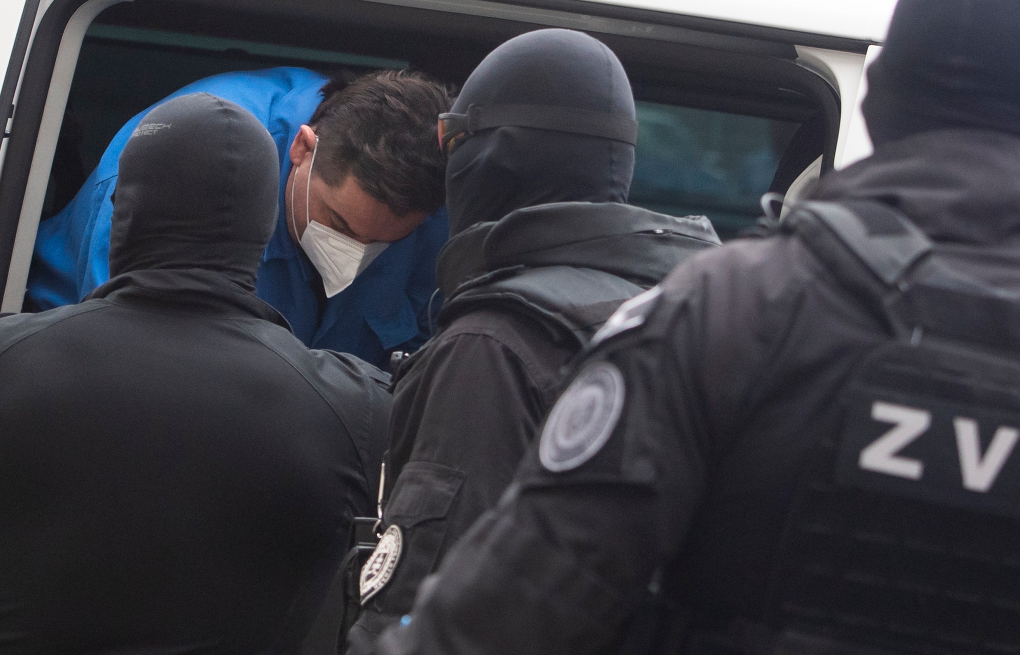 Kočner prichádza v sprievode justičnej stráže na Špeciálnom trestnom súde (ŠTS) v Pezinku 12. júla 2022.