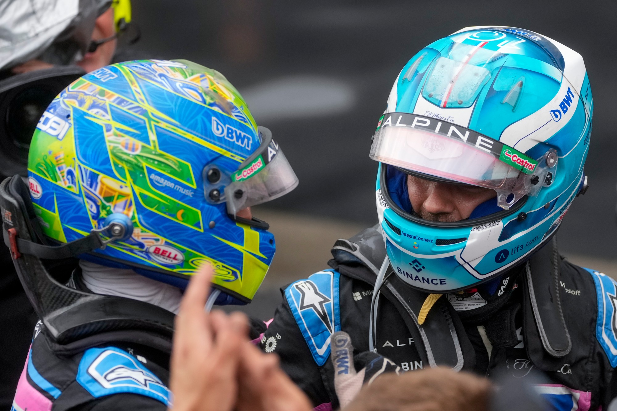 Francúzski pretekári Esteban Ocon a Pierre Gasly z tímu Alpine oslavujú druhé a tretie miesto na nedeľnej VC Brazílie.