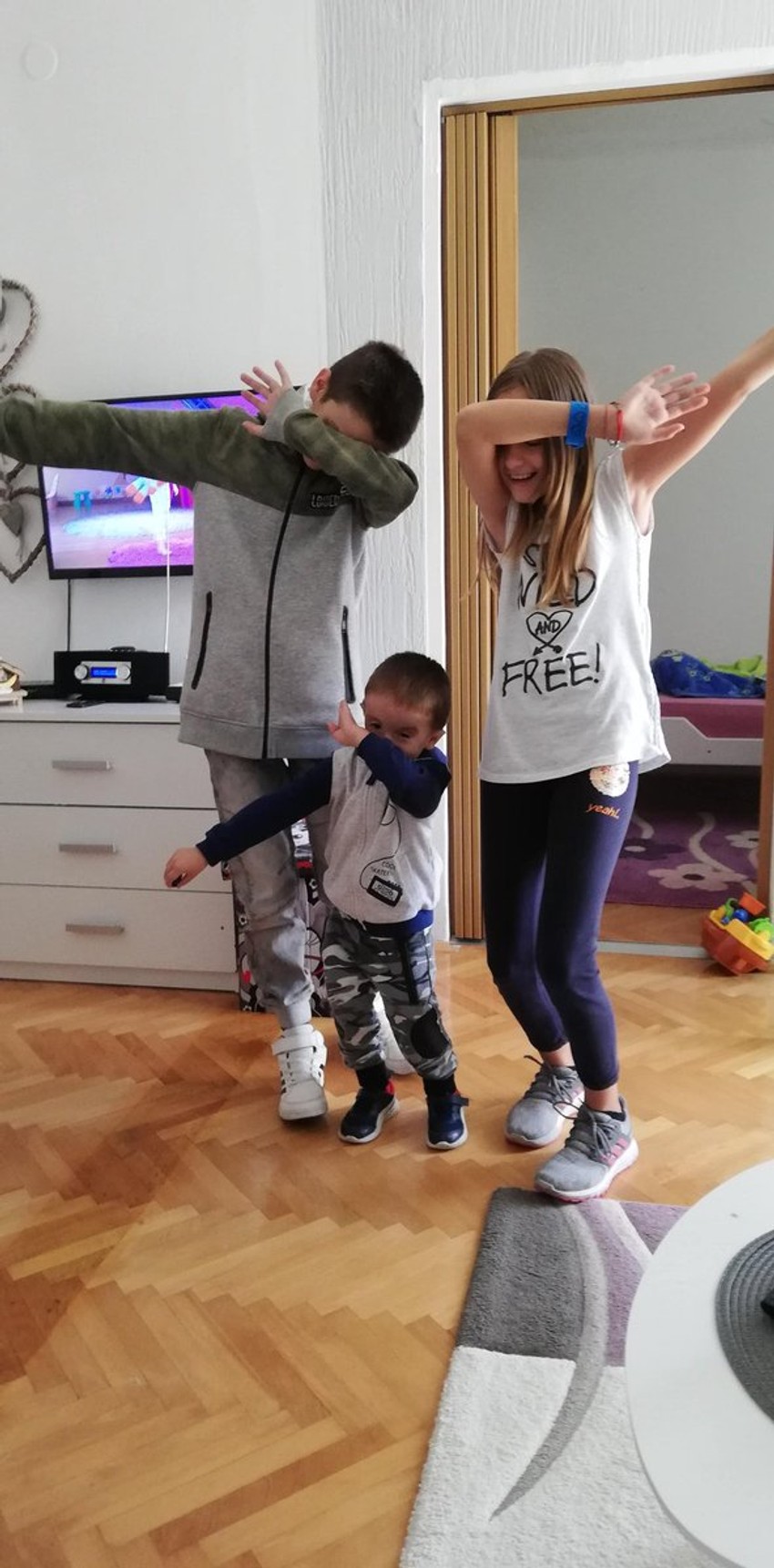 Luka sa bratom i sestrom