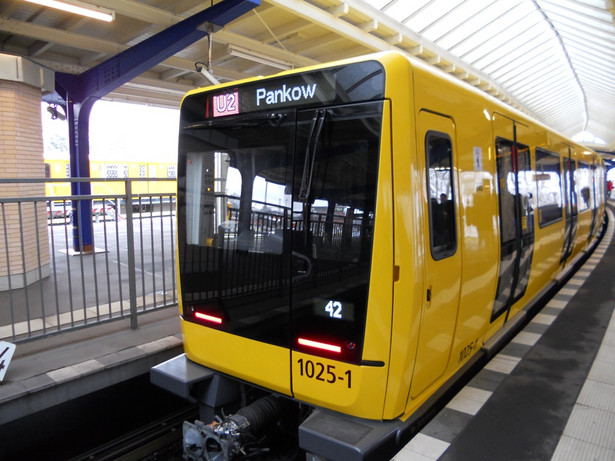 Nowe składy - chociaż nie rzucają się w oczy tak jak. np. pociągi Inspiro konsorcjum Siemensa i Newagu dla nowootwartej drugiej linii metra w Warszawie - to jednak konstrukcyjny majstersztyk. Najstarsze linie zostały pierwotnie zaprojektowane dla wagonów o szerokości 2,30 m: do jazdy w wąskich berlińskich tunelach. Nowość jest taka, że dzięki optymalnemu wykorzystaniu obowiązującej na tych liniach skrajni (dopuszczalnej szerokości i wysokości wagonów z uwzględnieniem wychylenia na zakrętach) nowe pociągi Stadlera mają o 10 cm szerokości więcej. Na zdj. Pociąg metra dla BVG podczas testów