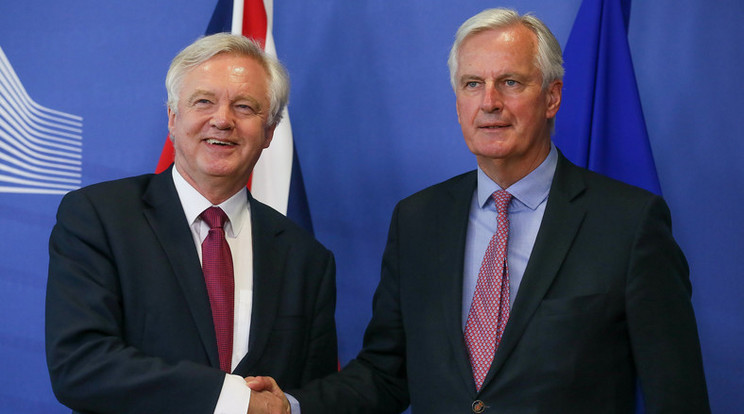 Michel Barnier, az Európai Bizottság által kinevezett Brexit-ügyi főtárgyaló üdvözli Davis Davist, a Nagy-Britannia Európai Unióból való kilépéséről folytatott tárgyalásokért felelős minisztert Brüsszelben 2017. június 19-én. /Fotó: MTI