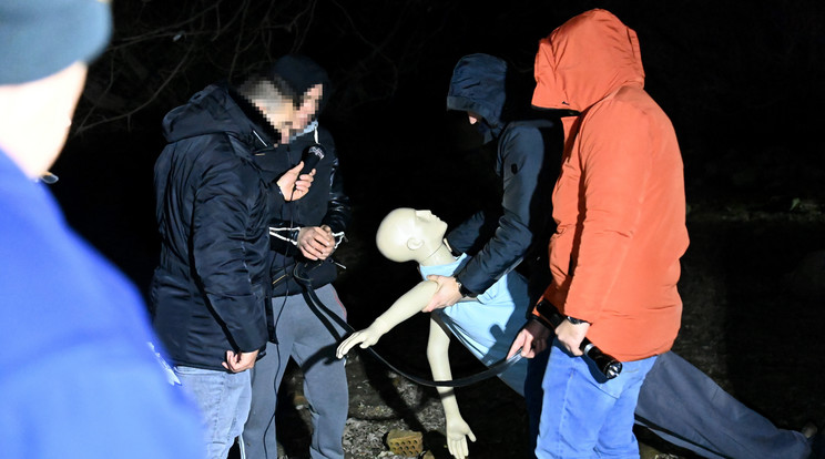 Gyilkosság áldozatának holttestét viszik a Pest Megyei Kutató-Mentő Szolgálat szakemberei és rendőrök / Fotó: MTI Mihádák Zoltán