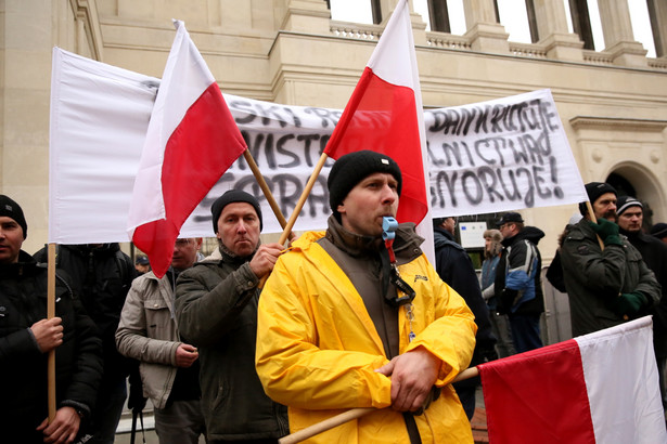 W siedzibie ministerstwa rolnictwa rozpoczynają się rozmowy przedstawicieli rządu z protestującymi rolnikami.