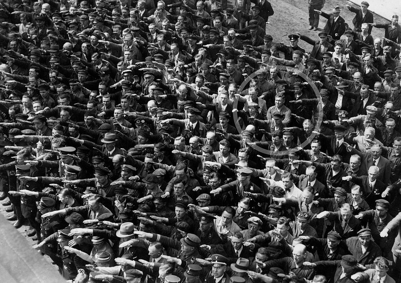 Wodowanie okrętu szkolnego Horst Wessel w 1936 r. W kółku widoczny August Landmesser, który jako jedyny odmówił wykonania nazistowskiego pozdrowienia Heil Hitler