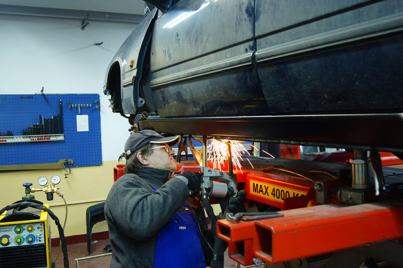 Jak naprawiać auto po wypadku? Odpowiedź jest prosta - porządnie!